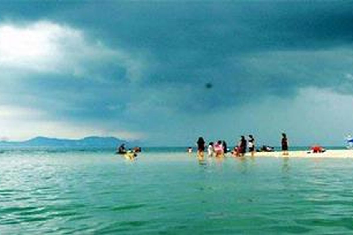 Berjalan di atas pasir putih menjadi bagian dari sebuah kenikmatan bagi sebagian orang.