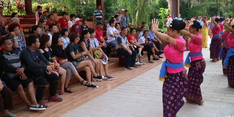 Tarian Indonesia menghibur wisatawan di Desa Bali, Kabupaten Xin Long, Hainan, China, Sabtu (14/10/2017).