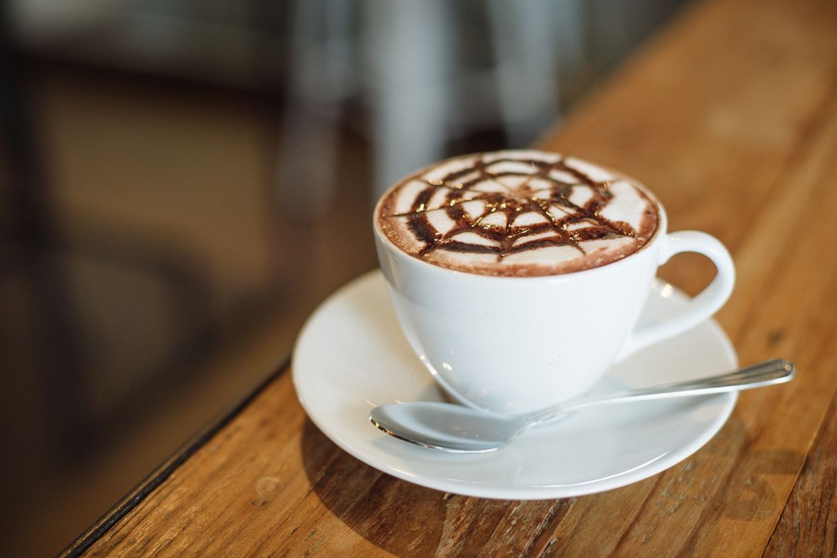Cafe mocha, jenis kopi yang mirip cafe latte tapi ditambah sirup cokelat atau bubuk cokelat dengan topping whipped cream. 