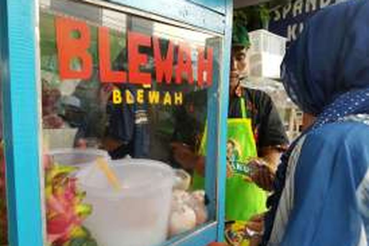 Tatang, pedagang es buah di Pasar Takjil Bendungan Hilir, Tanah Abang, Jakarta Pusat.