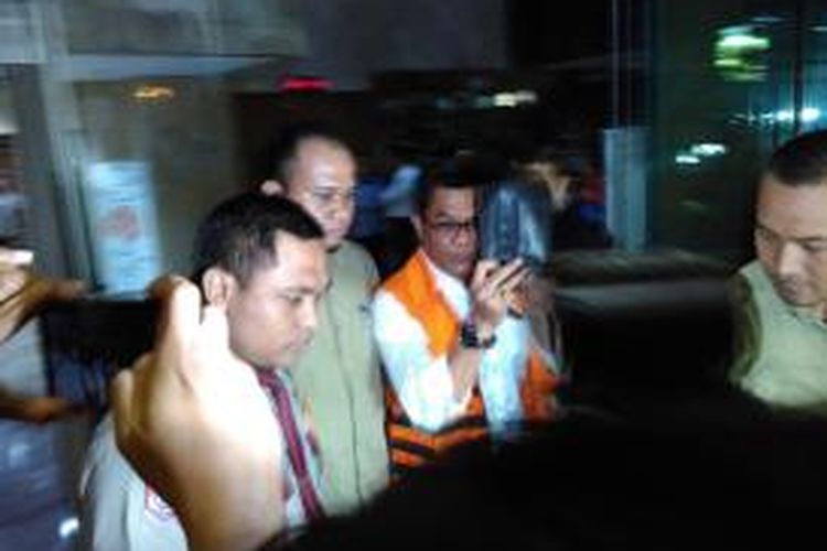 Ketua Komisi III DPRD Banten fraksi PDI Perjuangan Tri Satya Santoso ditahan oleh KPK, Rabu (2/12/2015) malam.