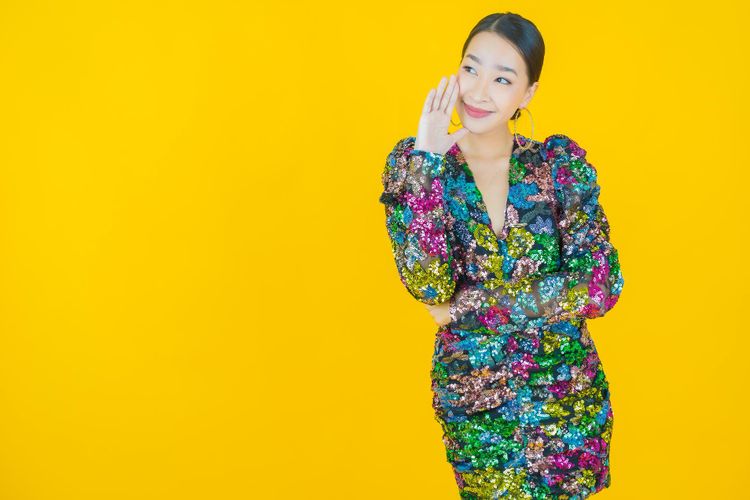 Hindari 5 Motif Baju Ini Jika Tak Ingin Terlihat Lebih Tua, Termasuk Motif Bunga