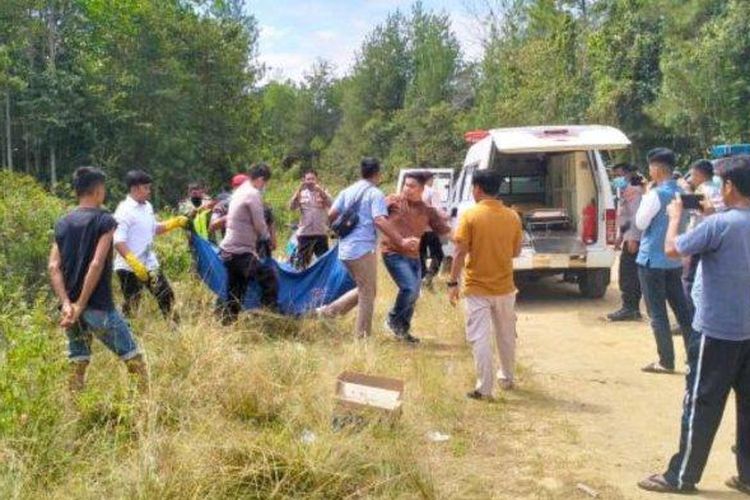 Penemuan mayat laki-laki di Ladang Pinus, Dusun Bukik Obang, Desa Tumpuk Tangah, Kecamatan Talawi, Sawahlunto, Sumatera Barat, 30 Desember 2022.

