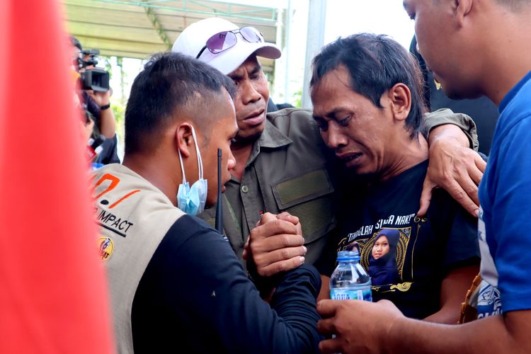 Devi Athok, orang tua korban menangis saat saat otopsi dua jenazah kakak beradik korban Tragedi Kanjuruhan, Natasya Debi Ramadani (16) dan Naila Debi Anggraini (13) di TPU Dusun Patuk Desa Sukolilo Kecamatan Wajak, Kabupaten Malang, Sabtu (5/11/2022) pagi. 