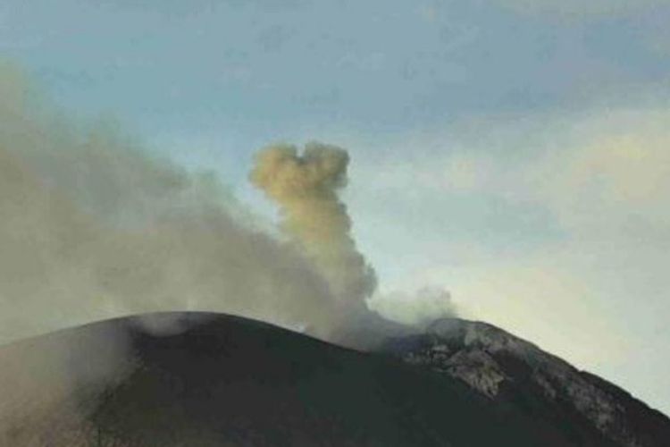 Foto: Gunung Ile Lewotolok di Kabupaten Lembata, NTT, kembali meletus, Minggu (19/3/2023).