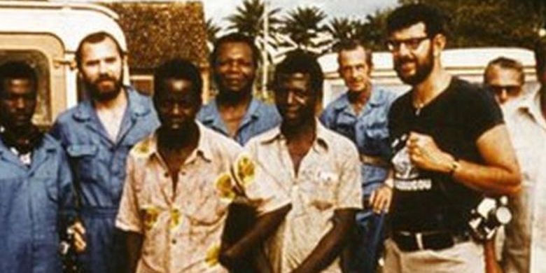 Peter Piot (belakang) di Kongo saat terjadi wabah Ebola tahun 1976.