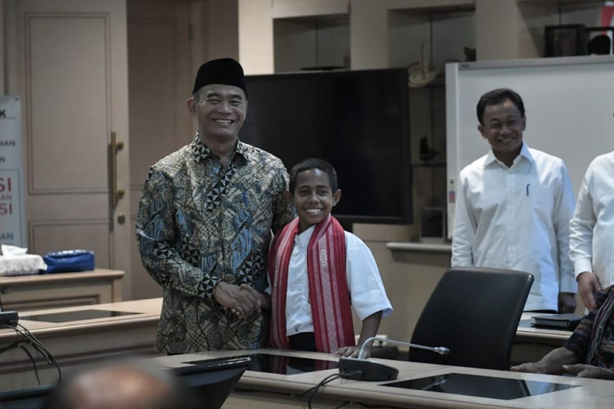 Mendikbud saat menerima dan memberikan penghargaan kepada Joni, di kantor Kemendikbud, Senayan, Jakarta, Senin (20/08/2018).