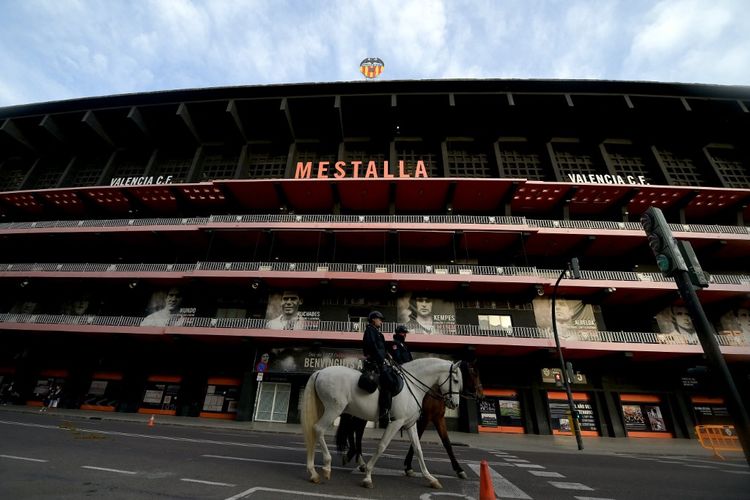 Pemandangan Stadion Mestalla, markas Valencia CF, dari luar.
