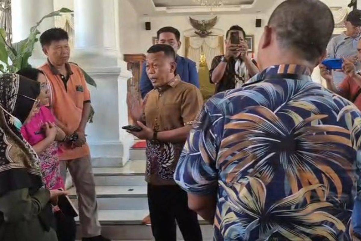 Sejumlah staff Dinas Kependudukan dan Catatan Sipil Kabupaten Ponorogo menggeruduk pringgitan, rumah dinas Bupati Ponorogo sambil menangis meminta perlindungan, Kamis (5/6/2025).