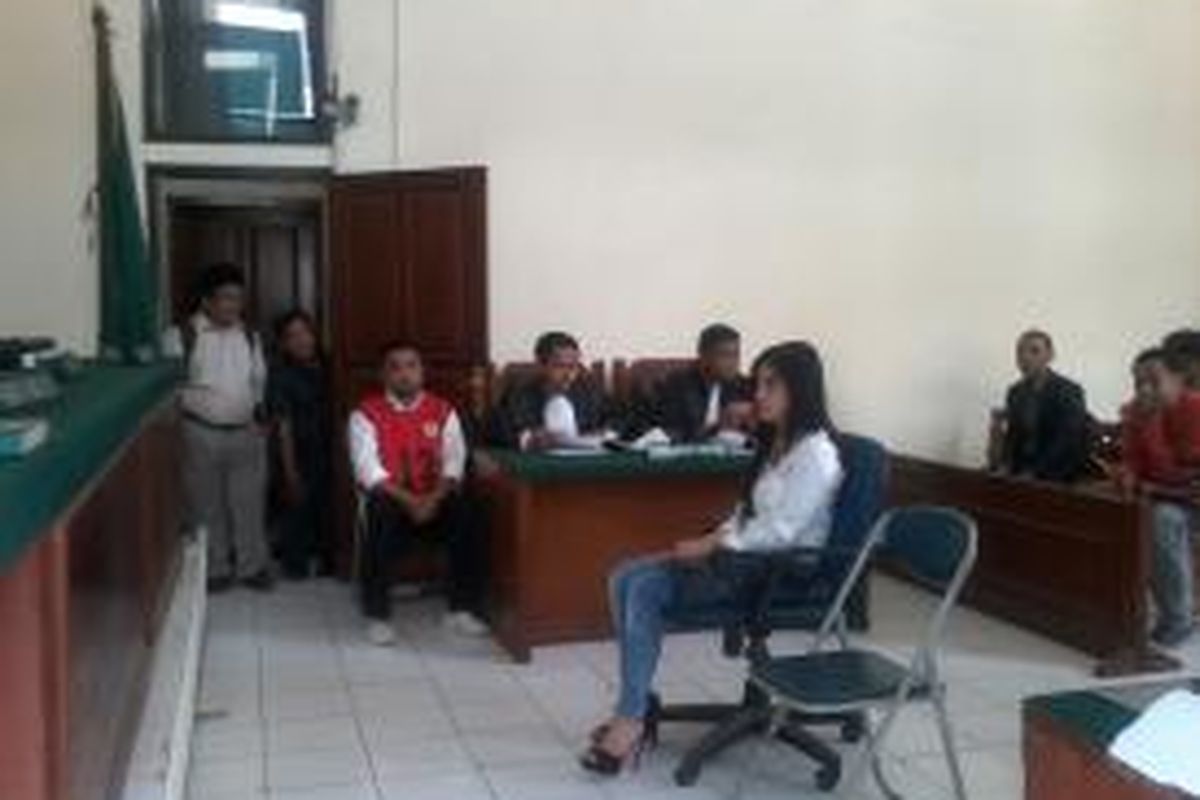 Terdakwa kasus perampokan terhadap pekerja seks komersial (PSK) Jimmy Muliku alias John Weku (tengah) mendengarkan keterangan saksi FR (tak terlihat) selaku korban di Pengadilan Negeri (PN) Jakarta Utara, Selasa (11/2/2014).