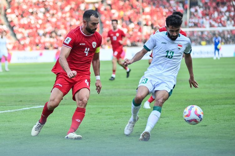 Kapten Timnas Indonesia Jordi Amat berduel pada laga kontra Irak. Pertandingan Indonesia vs Irak bergulir di Stadion Utama Gelora Bung Karno (SUGBK), pada Kamis (6/6/2024), dengan kickoff 16.00 WIB.