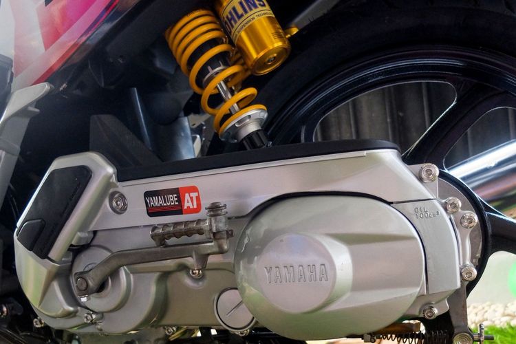 Banyak pemilik Yamaha Nouvo yang mengganti sokbreker bawaaan dengan Ohlins.