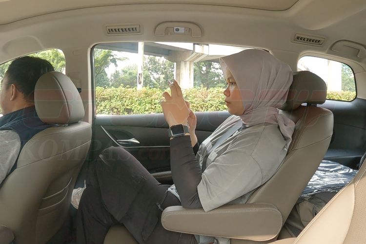 Duduk di baris kedua BYD M6