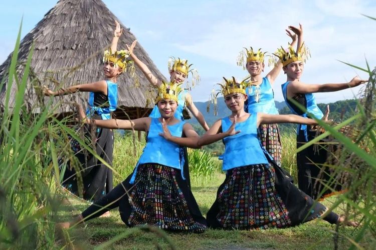 Foto : Para penari Tarian Nusa Bunga