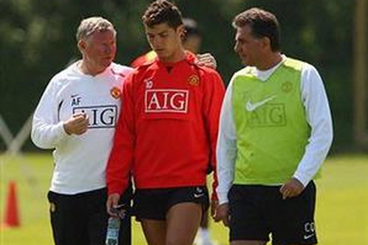 Pelatih Manchester United, Sir Alex Ferguson merangkul Cristiano Ronaldo dalam suatu sesi latihan. Ferguson menegaskan, Ronaldo belum perlu mendapat kenaikan gaji.