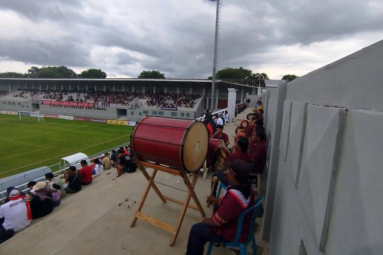 Kuntulan di Stadion Banyuwangi di pertandingan Persewangi vs Persebo 1964, Jumat (24/1/2025) 