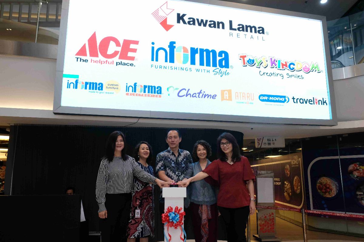 Managing Director ACE Tarisa Widya Krisnadi, Business Development Director Kawan Lama Group Sugiyanto Wibawa, Managing Director Toys Kingdom Tasya Widya Krisnadi bersama perwakilan Manajemen Neo Soho secara resmi membuka 9 toko baru Kawan Lama Retail di Neo Soho Mall Jakarta pada Rabu (16/10/2019).