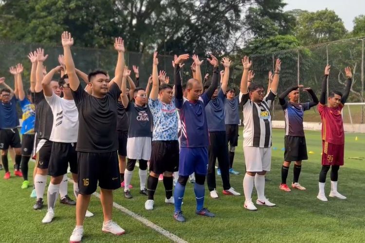Di Lapangan, Mereka Kembali Jadi Anak-anak: SSB Bapak-bapak Ini Jadi Tempat Menebus Mimpi Masa Kecil