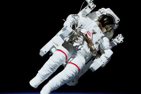 Viral Foto Astronot Mengambang Tanpa Penambat, Fakta atau Hasil Editan?