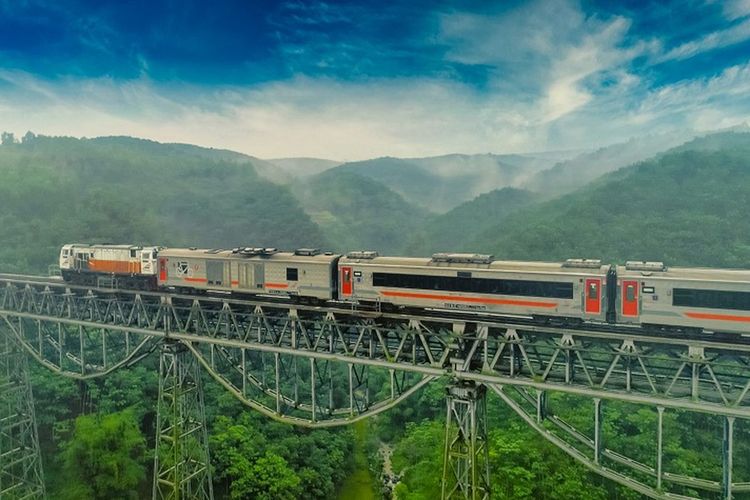 Ilustrasi kereta api. PT Kereta Api Indonesia (KAI) menyiapkan 7.982 perjalanan kereta api selama libur Natal 2025 dan Tahun Baru 2026 (Nataru). Jumlah tersebut terdiri dari 7.038 perjalanan reguler dan 944 perjalanan tambahan.