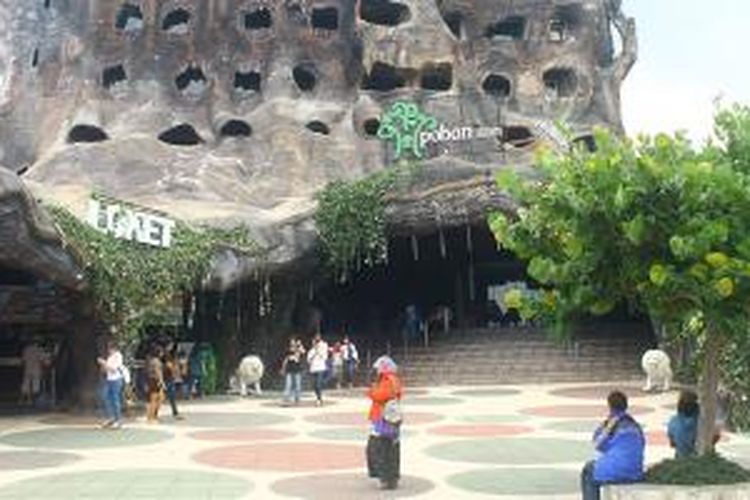 Hotel Pohon Inn merupakan hotel berbentuk pohon raksasa yang ada di lokasi Jatim Park 2.
