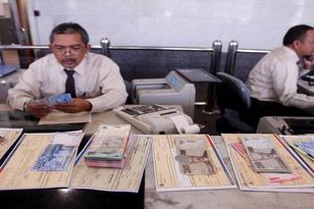 Ilustrasi: Petugas melayani setoran intern di Bank Indonesia di Jakarta.

