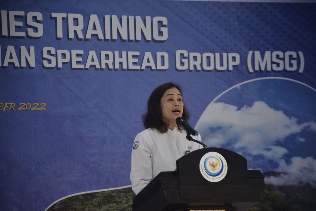 Kepala Pusat Pelatihan dan Penyuluhan Kelautan dan Perikanan Badan Riset dan Sumber Daya Manusia Kelautan dan Perikanan (BRSDM) Kementerian KP Lilly Aprilya Pregiwati dalam pelatihan kepada negara-negara pasifik terkait implementasi Melanesian Spearhead Group (MSG) Roadmap on Inshore Fisheries Management and Sustainable Development 2015-2024 selama lima hari pada Senin (28/11/2022) hingga Jumat (2/12/2022) di Balai Pelatihan dan Penyuluhan Perikanan (BPPP) Ambon.
