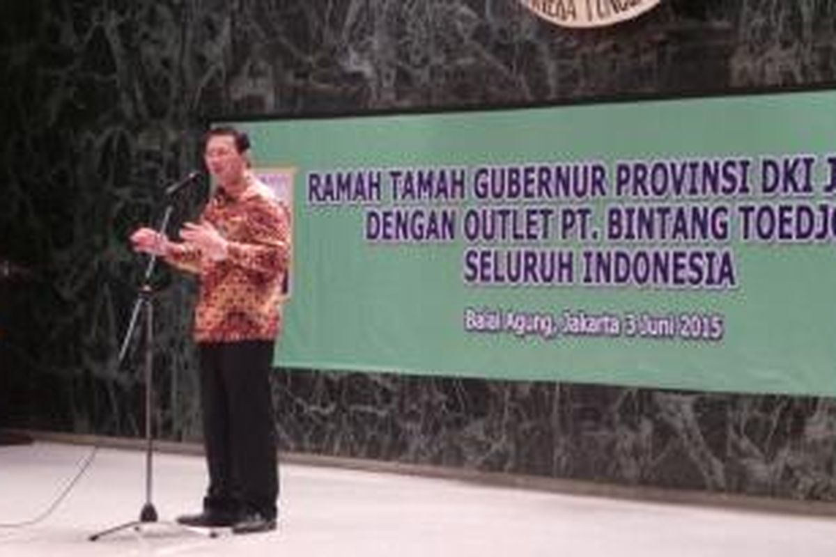 Gubernur DKI Jakarta Basuki Tjahaja Purnama saat memberi sambutan dalam kunjungan pengusaha PT Bintang Toedjoe, di Balai Agung, Balai Kota, Rabu (3/6/2015). 