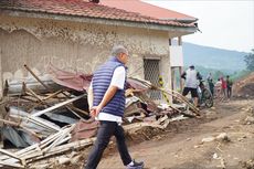 Kunjungi Lokasi Bencana Banjir Bandang di Agam, Zulhas Temui Pengungsi dan Berikan Sejumlah Bantuan