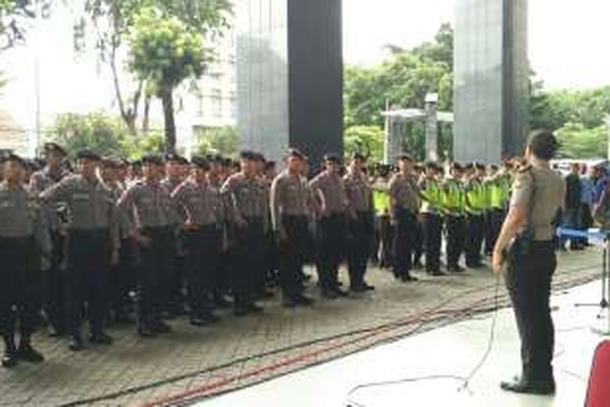 Polisi melakukan apel pengamanan sidang putusan Jessica Kumala Wongso di Pengadilan Negeri Jakarta Pusat, Kamis (27/10/2016).