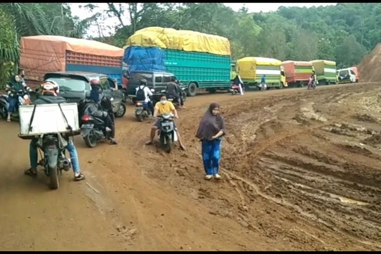 Jalan Licin dan Berlumpur Picu Kemacetan Panjang Hingga 3 Kilometer di Jalan Trans Sulawesi