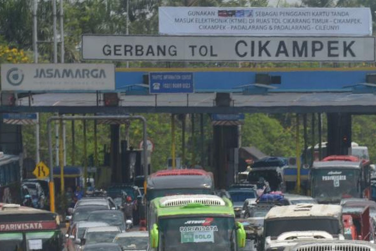 Kendaraan terjebak kemacetan setelah melewati  gerbang Tol Cikampek , Kabupaten Purwakarta, menuju Simpang Jomin, Kabupaten Karawang, Jawa Barat, Kamis (24/7/2014). Dari pukul 00.00 hingga pukul 15.00, sebanyak 23.623 kendaraan telah melewati gerbang tol tersebut dengan puncak jumlah kendaraan yang melintas per jam sebanyak 2.619 kendaraan. Puncak arus mudik di gerbang tol tersebut diperkirakan berlangsung pada hari ini (Jumat, 25/7/2014).