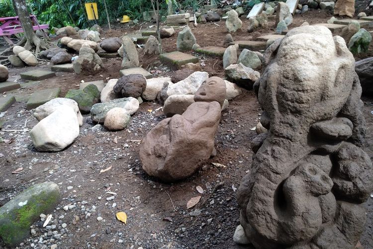 Puluhan diduga artefak batu berbentuk patung Ganesha atau gajah duduk dan manusia kerdil ditemukan warga di Kampung Tegal Munding Desa Linggawangi Kecamatan Leuwisari Kabupaten Tasikmalaya, Selasa (11/2/2020).