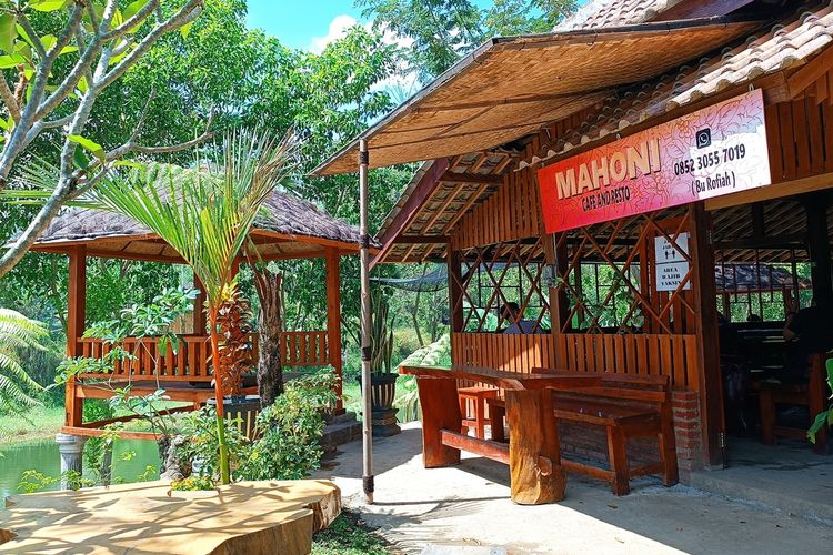 Tampak depan Mahoni Resto and Cafe, Desa Gampingan, Kecamatan Pagak, Kabupaten Malang, Jawa Timur.