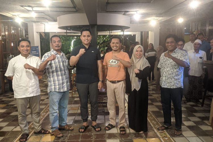 Politikus Partai Golkar sekaligus Bupati Kendal, Dico Ganinduto berfoto bersama pengurus DPD Partai Golkar Blora saat lakukan safari ramadhan di Blora, Jawa Tengah, Sabtu (23/3/2024)