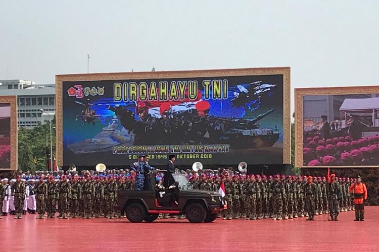 Presiden Joko Widodo saat melaksanakan sidak pasukan sebagai rangkaian upacara peringatan HUT ke-73 TNI di Mabes TNI Cilangkap, Jakarta Timur, Rabu (5/10/2018).