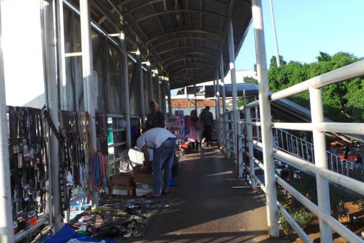 Pedagang Kaki Lima berjualan di atas jembatan Halte Transjakarta Pasar Jatinegara, Jakarta Timur. Selasa (23/7/2013).