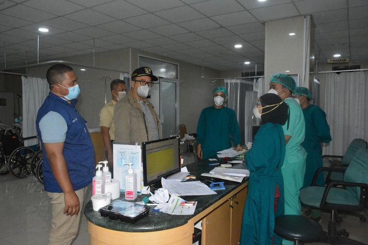 Bupati Achmad Husein mengecek rumah sakit rujukan Covid-19 di Banyumas, Jawa Tengah, Sabtu (3/7/2021) malam.