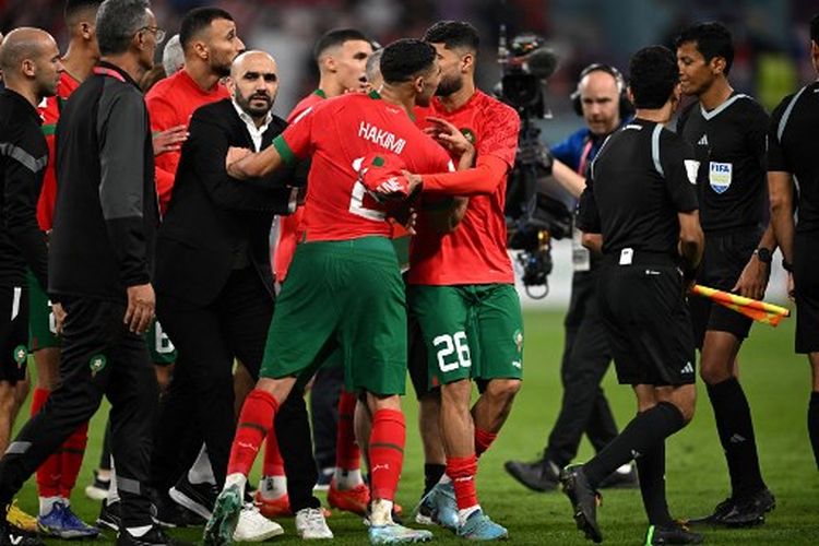 Achraf Hakimi (tengah) melakukan protes keras ke wasit pasca laga perebuta tempat ketiga Piala Dunia 2022 Qatar yang mempertemukan Kroasia vs Maroko di Khalifa International Stadium, Sabtu (17/12/2022) malam WIB. Laga tersebut berakhir 2-1 untuk kemenangan Kroasia.