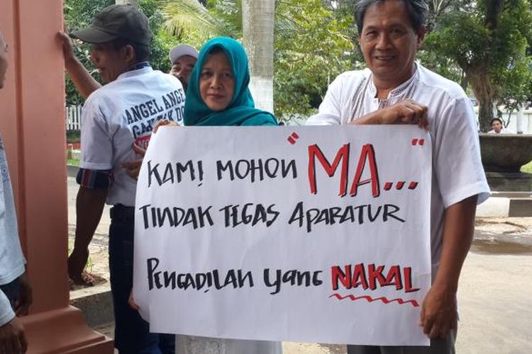 Warga terdampak Tol Malang - Pandaan menggelar aksi demonstrasi di depan Kantor Pengadilan Negeri Kota Malang mengawal kasus dugaan pelanggaran kode etik oleh sejumlah hakim, Selasa (28/2/2017)