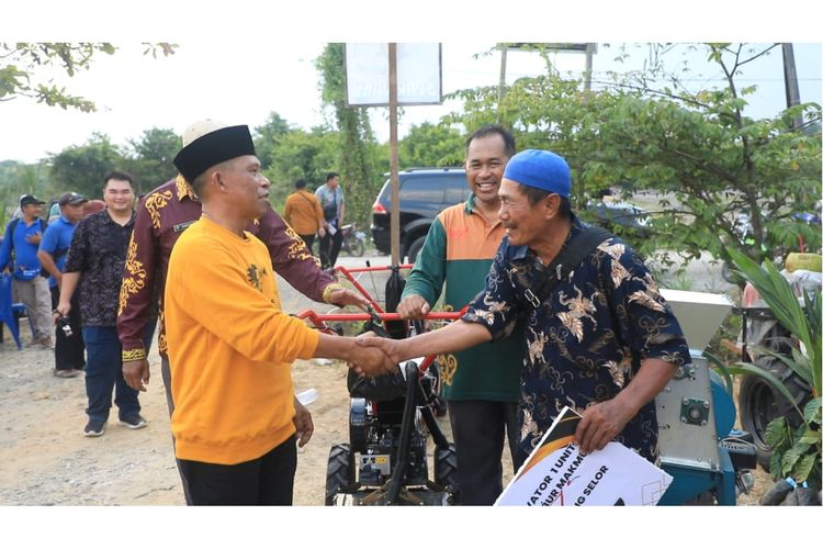 Bupati Bulungan Syarwani saat memberikan bantuan kepada petani.