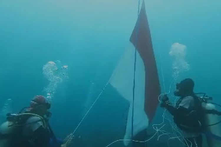 Upacara pengibaran benderah merah putih di bawah laut dalam.rangka memperingati detik-detik Kemerdekaan RI ke 77 berlangsung di laut Banda, Kabupaten Maluku Tengah, Rabu (17/8/2022)