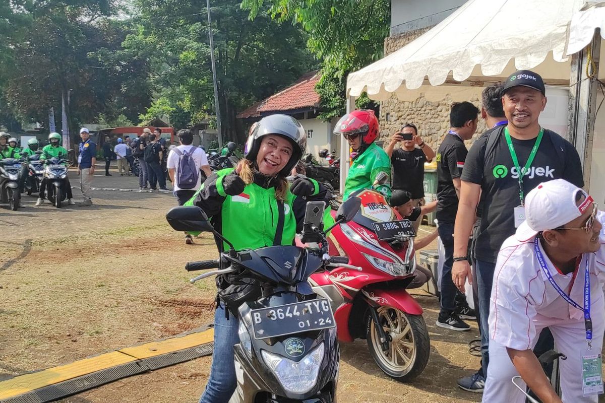 Seorang pengendara ojek online (ojol) bernama Mpok Bhabay saat mengikuti Uji Emisi Gratis (UEA) 2023 di Parkir Utara Taman Margasatwa Ragunan, Jakarta Selatan, Senin (5/6/2023). 