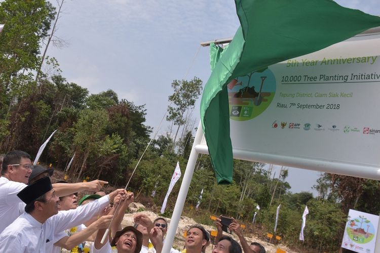 Berfoto dari kiri ke kanan, Chairman of Japan Agency for Environmental Business Mitsunori Kamiya bersama Chairman APP Sinar Mas Jepang Tan Ui Sian melakukan seremoni penanaman 10.000 pohon di Kecamatan Tapung, Provinsi Riau.