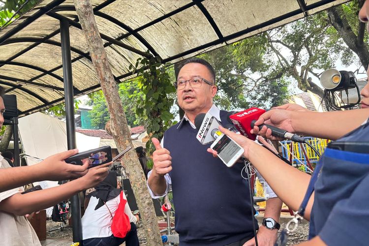 Rhenald Kasali di sela syuting iklan Tolak Angin Anak, di Kota Bekasi, Senin (19/5/2025). 
