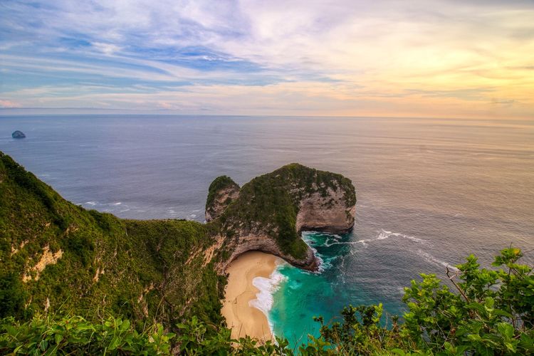 Pantai Kelingking atau Kelingking Beach di Nusa Penida, Bali.