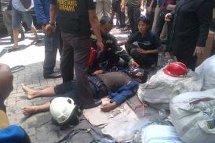 Seorang petugas pemadam kebakaran di Surabaya pingsan saat bertugas, Senin (4/11/2013)