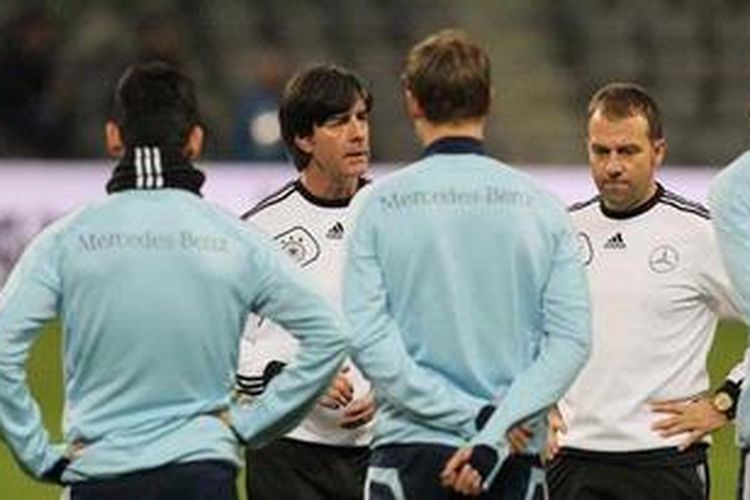 Pelatih Jerman, Joachim Loew (kedua dari kiri), berbicara dengan sejumlah pemainnya saat sesi latihan di Astana, Kazakhstan, Kamis (21/3/2013). Kedua tim akan berjbaku dalam laga Pra-Piala Dunia Brasil 2014, Jumat (22/3/2013). 