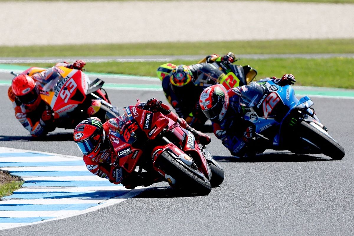 Pebalap Suzuki Ecstar Alex Rins (kanan) dan pebalap Ducati Lenovo Francesco Bagnaia (kiri) pada MotoGP Australia di Phillip Island, Minggu 16 Oktober 2022. Terkini, para rider MotoGP itu bakal melakoni balapan di GP Malaysia 2022 pada Minggu (23/10/2022).