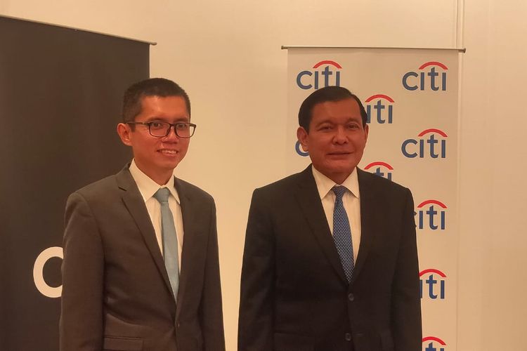 (kanan) CEO Citi Indonesia Batara Sianturi setelah konferensi pers pemaparan kinerja perseroan Semester I 2022 di Hotel Langham, Jakarta, Kamis (11/8/2022).
